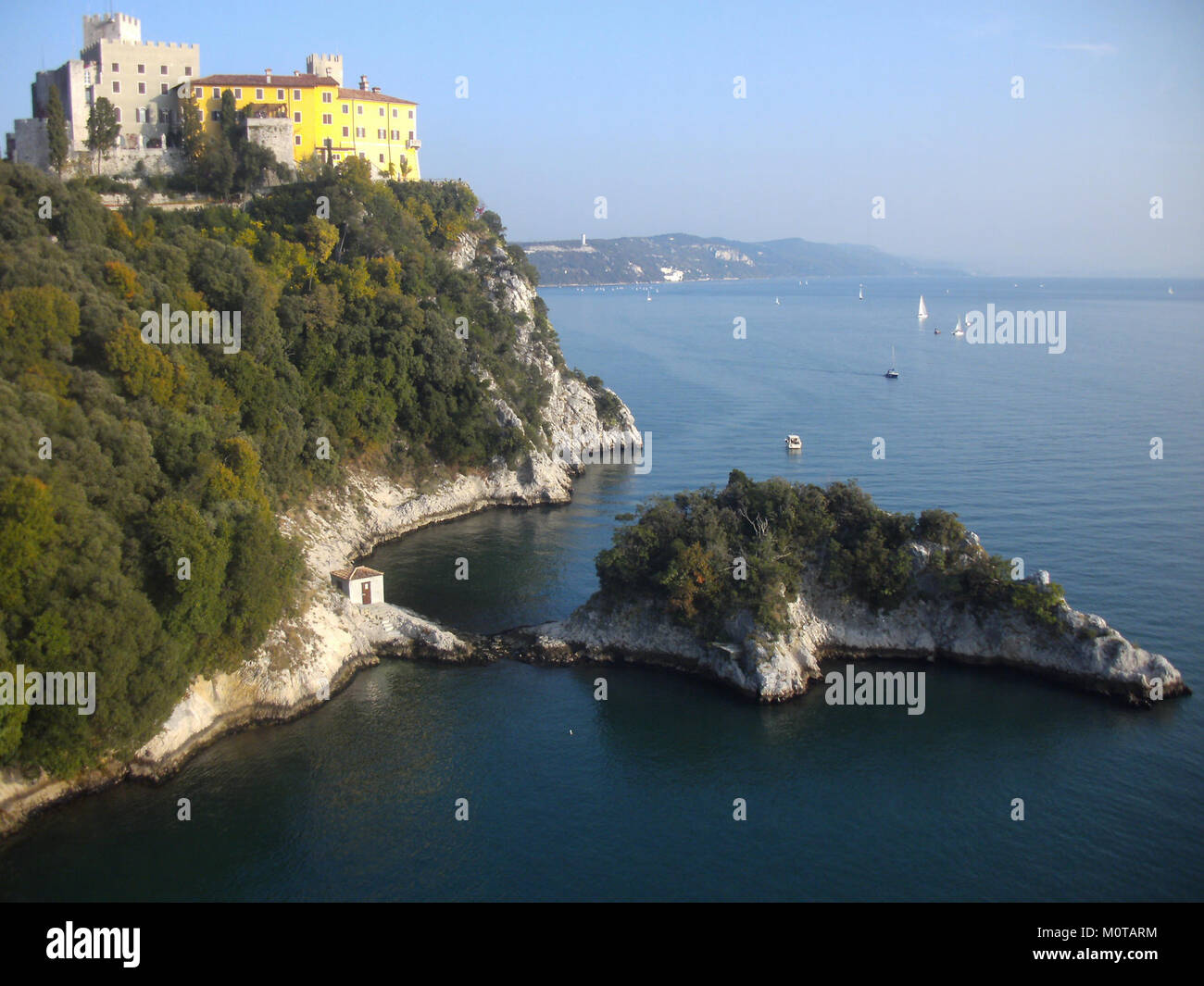 Le Castello di Duino, situé près de la ville de Duino en Italie, peut être vu depuis Castelvecchio. Ce château historique, perché sur une falaise, est connu pour sa vue imprenable sur la mer Adriatique et son rôle dans l'histoire aristocratique italienne. Banque D'Images