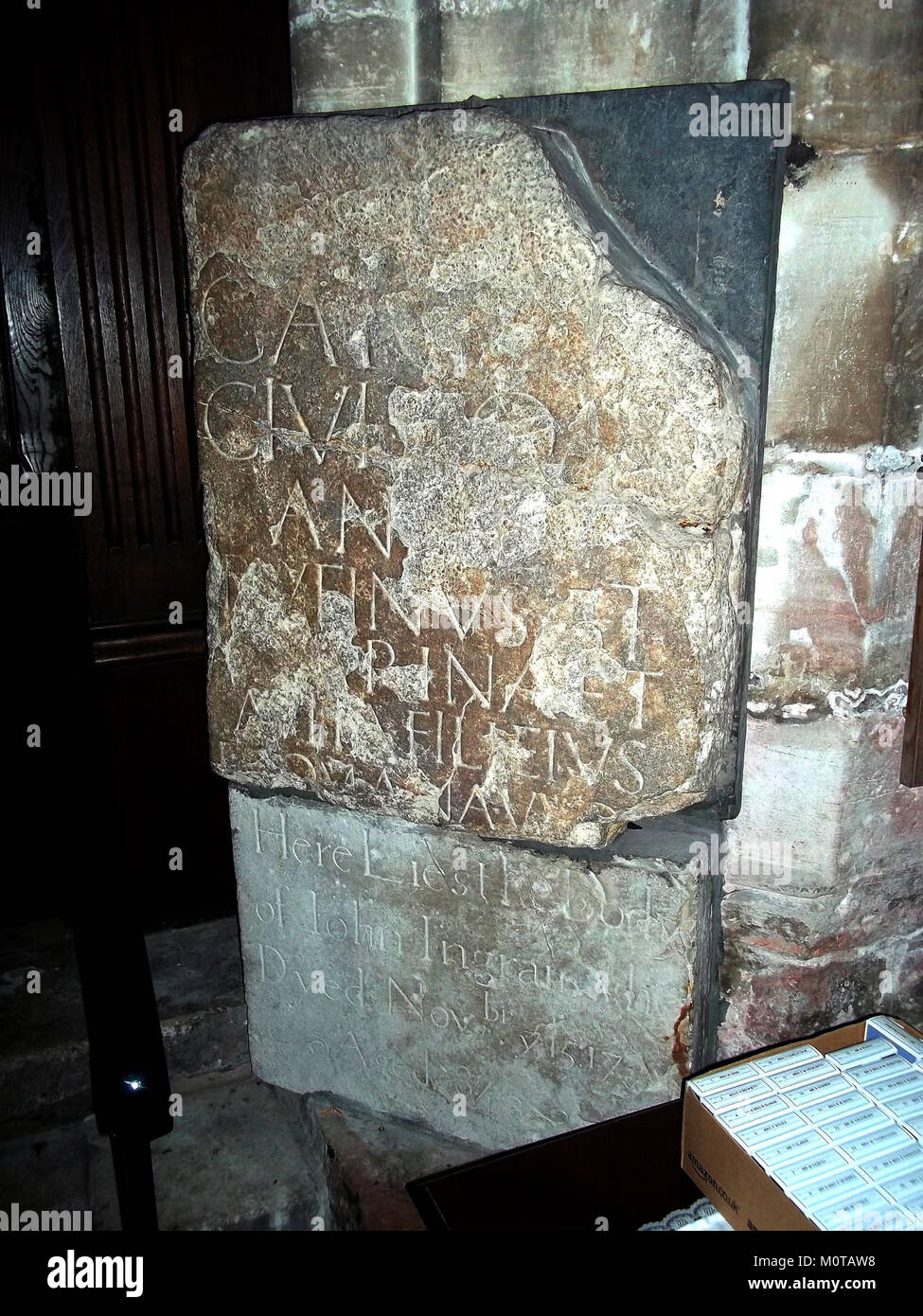 La pierre tombale de Carinus, trouvée à Dorchester, en Angleterre, remonte à la période romaine et commémore un individu notable de cette époque. Banque D'Images