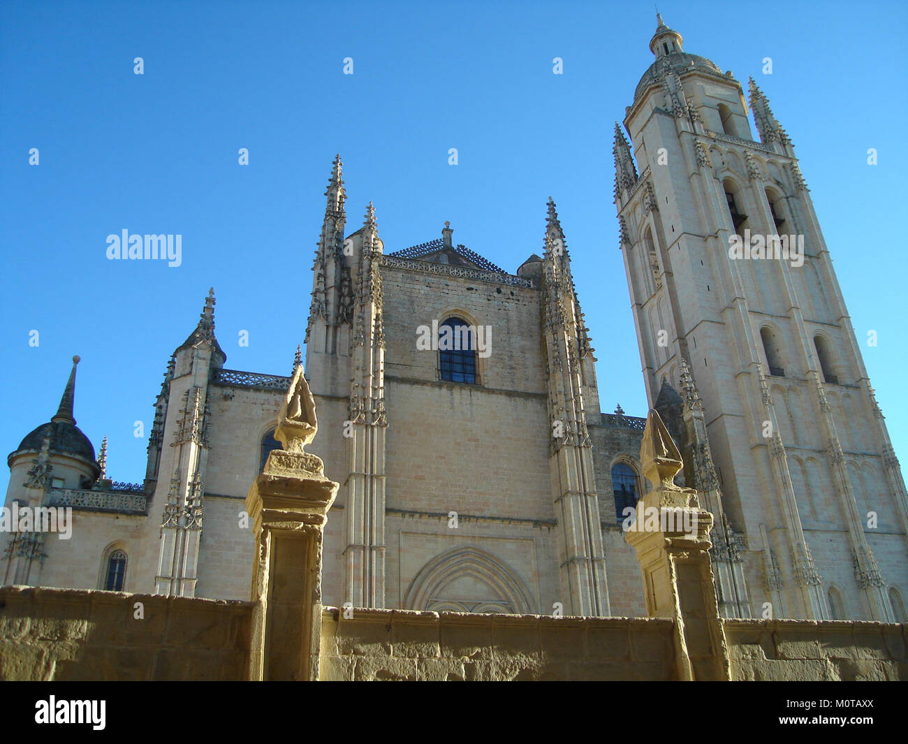 La cathédrale de Ségovie, située à Ségovie, en Espagne, est une cathédrale de style gothique construite entre 1525 et 1577, connue pour son architecture impressionnante et son importance historique. Banque D'Images