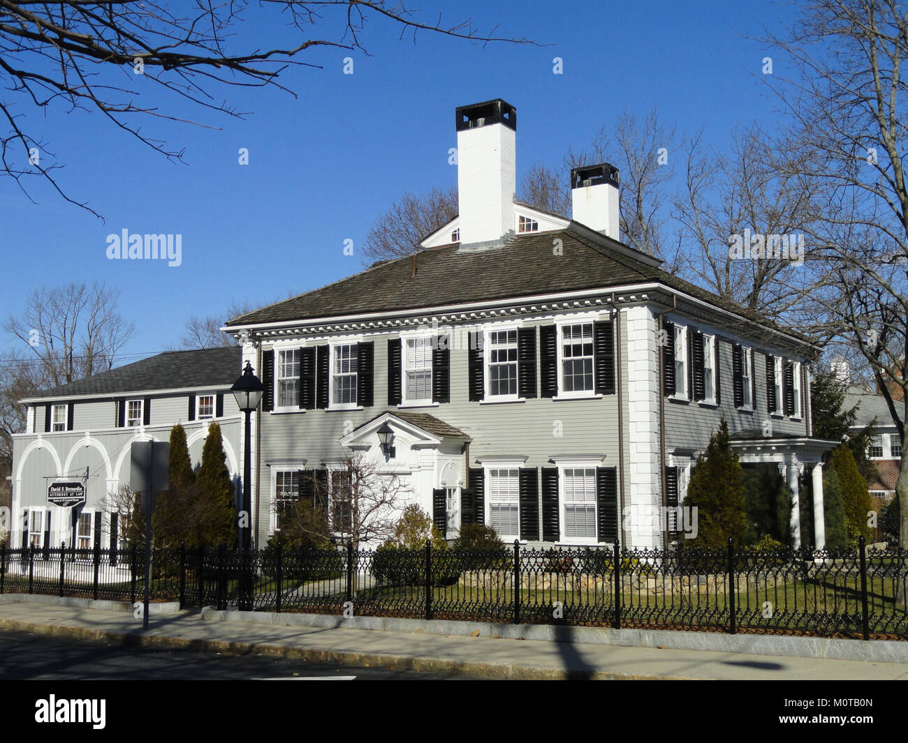 Le Central Street District à Andover, Massachusetts, reflète le développement architectural et historique de la ville. La région est connue pour son mélange de bâtiments historiques et d'équipements modernes. Banque D'Images