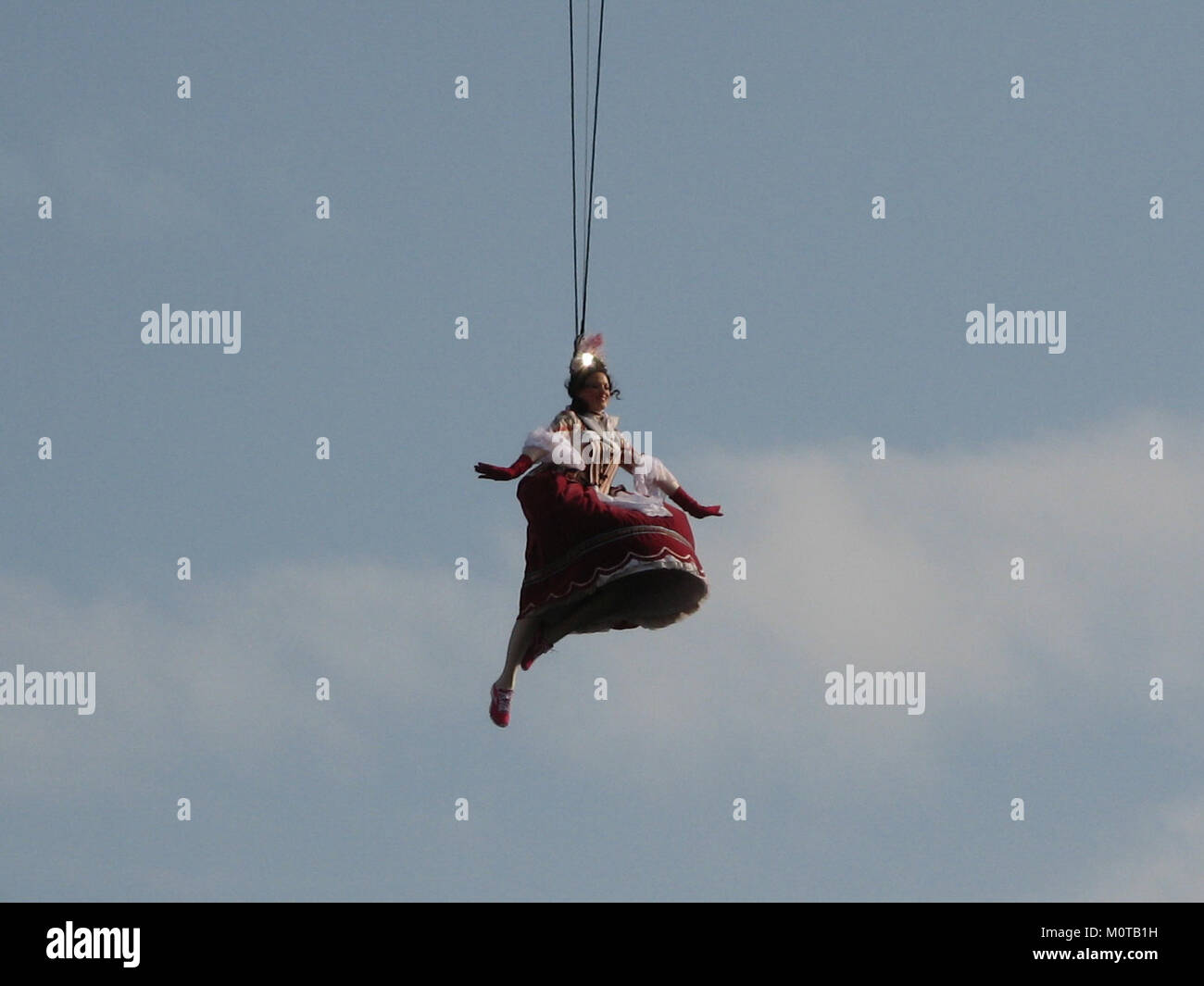 Le Carnevale di Venezia 2012 présente le Volo dell'Angelo, un événement spectaculaire à Venise où un personnage habillé en ange descend du clocher San Marco. Il fait partie des célébrations annuelles du carnaval vénitien. Banque D'Images