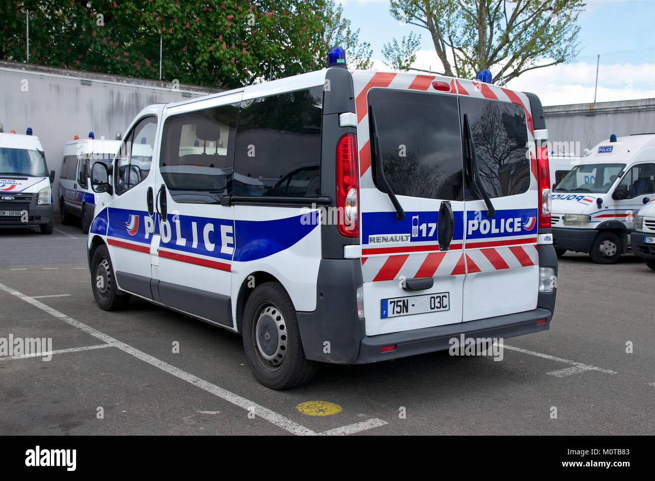 Une voiture de police Renault, historiquement utilisée en application de la loi, représente l’évolution des véhicules de police et leur rôle dans la sécurité publique au fil du temps. Banque D'Images