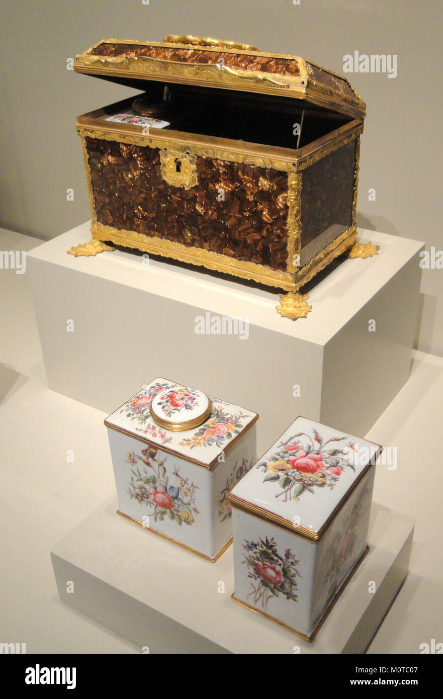 Ce cercueil, datant d'environ 1760, contient une boîte à sucre et deux boîtes à thé. Fabriqué à Birmingham, en Angleterre, il présente du verre avec des montures métalliques, mettant en valeur le savoir-faire de l'époque. Il fait partie de la collection de l'Art Institute of Chicago. Banque D'Images