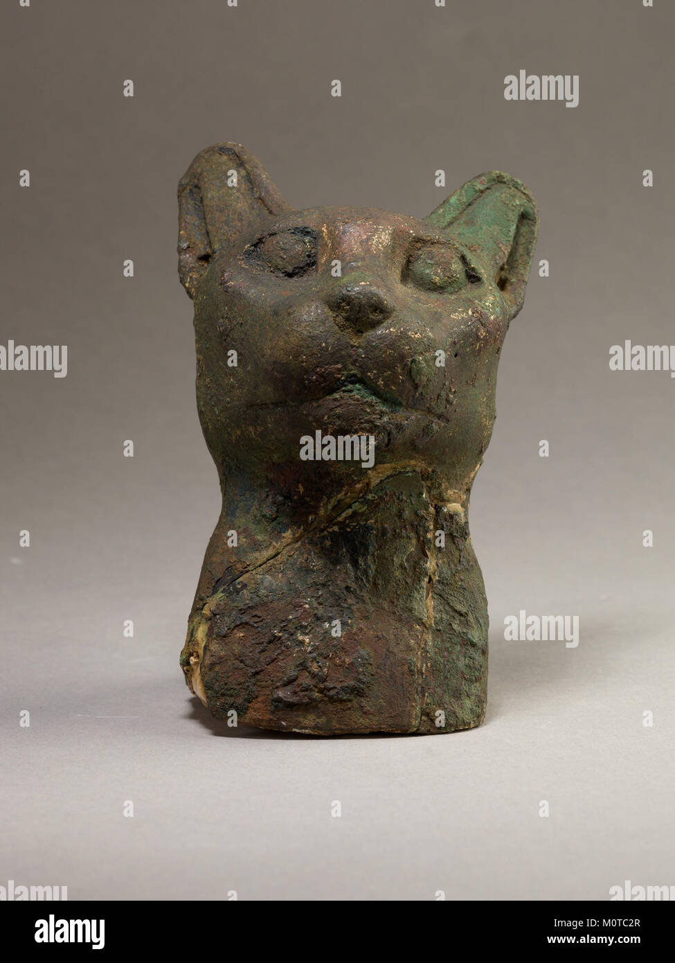 Une sculpture de tête de chat du Metropolitan Museum of Art, représentant un artefact ancien. La sculpture est connue pour ses détails complexes et son importance historique dans les collections d'art antiques. Banque D'Images