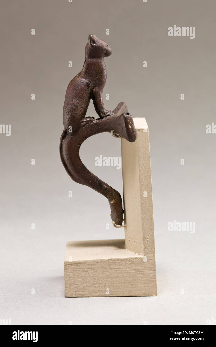 Cette pièce intitulée *Cat on a handle* est une œuvre du Metropolitan Museum of Art (MET), mettant en valeur une représentation fantaisiste et artistique d’un chat. L'objet reflète le charme et la créativité de l'art sur le thème animal dans des formes décoratives, mettant l'accent sur l'artisanat fin. Banque D'Images