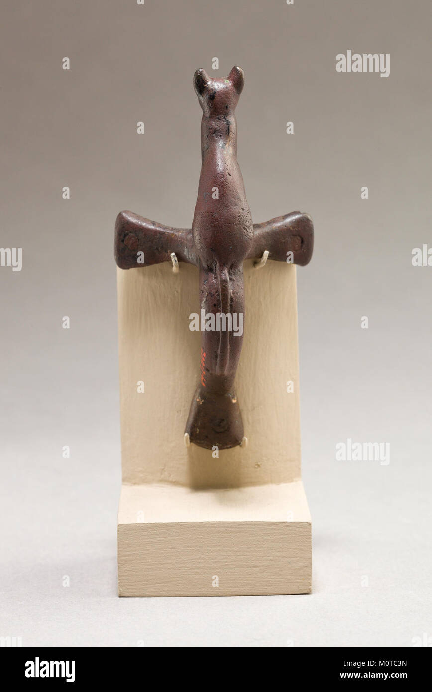 Cette œuvre d'art intitulée « chat sur une poignée », conservée au Metropolitan Museum of Art, présente un chat représenté dans un design unique, peut-être comme élément décoratif ou artefact. La pièce illustre l'utilisation créative et fonctionnelle des motifs animaux dans les anciens compris Banque D'Images