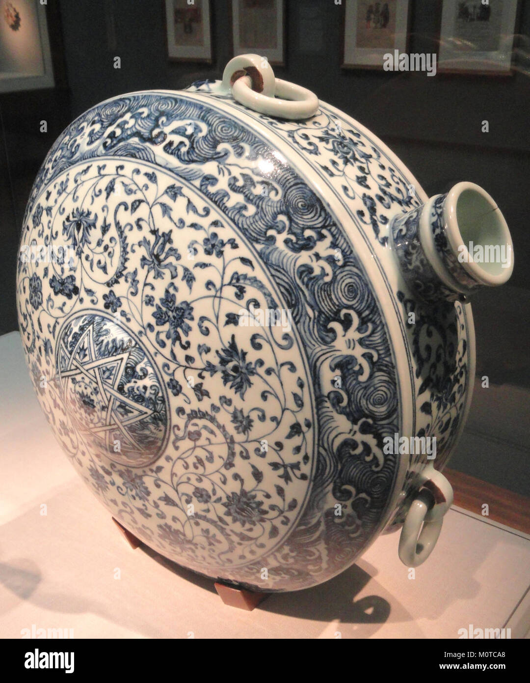 Cette cantine en porcelaine du XVe siècle de la province du Jiangxi, en Chine, est réputée pour ses motifs complexes en cobalt sous une glaçure incolore. C'est un exemple de la porcelaine de haute qualité produite sous la dynastie Ming, mettant en valeur le savoir-faire et l'art de la poterie chinoise. Banque D'Images