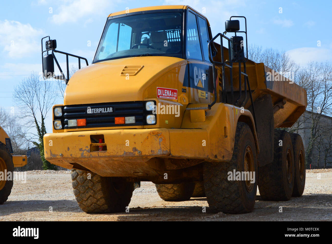 Le 730 Caterpillar est un tombereau articulé puissant conçu pour les travaux de construction extra-robustes et les travaux miniers. L'image montre le côté gauche du tombereau, mettant en évidence sa conception robuste et sa capacité à gérer les terrains difficiles et les charges lourdes dans les environnements industriels. Banque D'Images