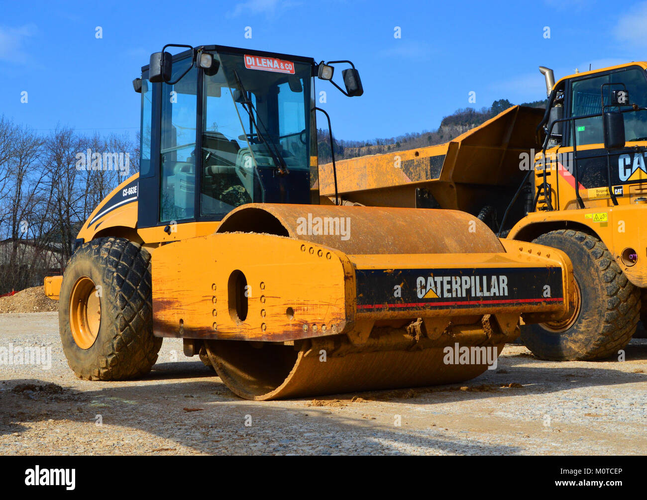 Photographie d'un compacteur de sol vibrant Caterpillar CS 663E, une machine extra-robuste utilisée dans la construction pour le compactage du sol, démontrant sa conception et ses fonctionnalités. Banque D'Images