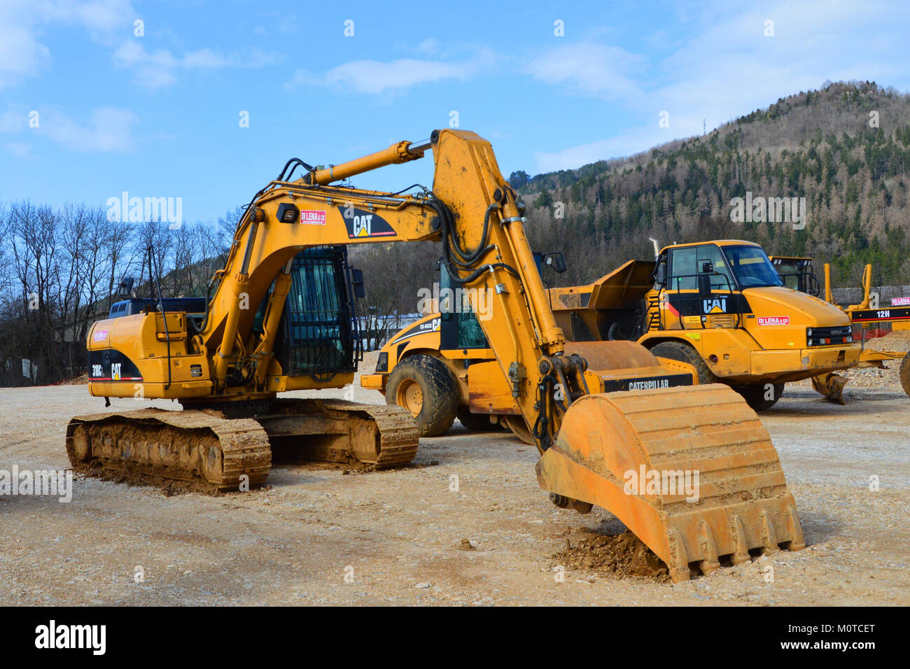 La Pelle hydraulique Caterpillar 318CL est conçue pour une excavation efficace sur différents terrains. Connu pour sa fiabilité et sa capacité de levage lourde, itâ€™ est utilisé pour la construction, l'exploitation minière et d'autres projets à grande échelle. La machine offre des circuits hydrauliques avancés, une longévité et des performances précises dans les environnements exigeants. Banque D'Images