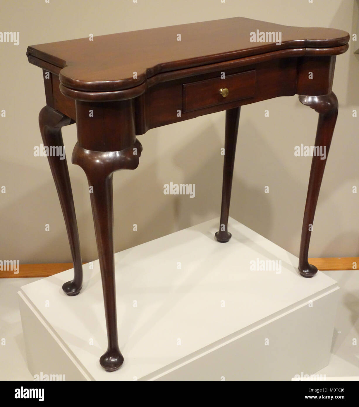 Cette table de 1740-1755 cartes de Boston, fabriquée à partir d'acajou et de pin blanc, illustre l'artisanat des meubles coloniaux américains. Il fait partie de la collection du musée de Winterthur et reflète les tendances du design de l'époque. Banque D'Images