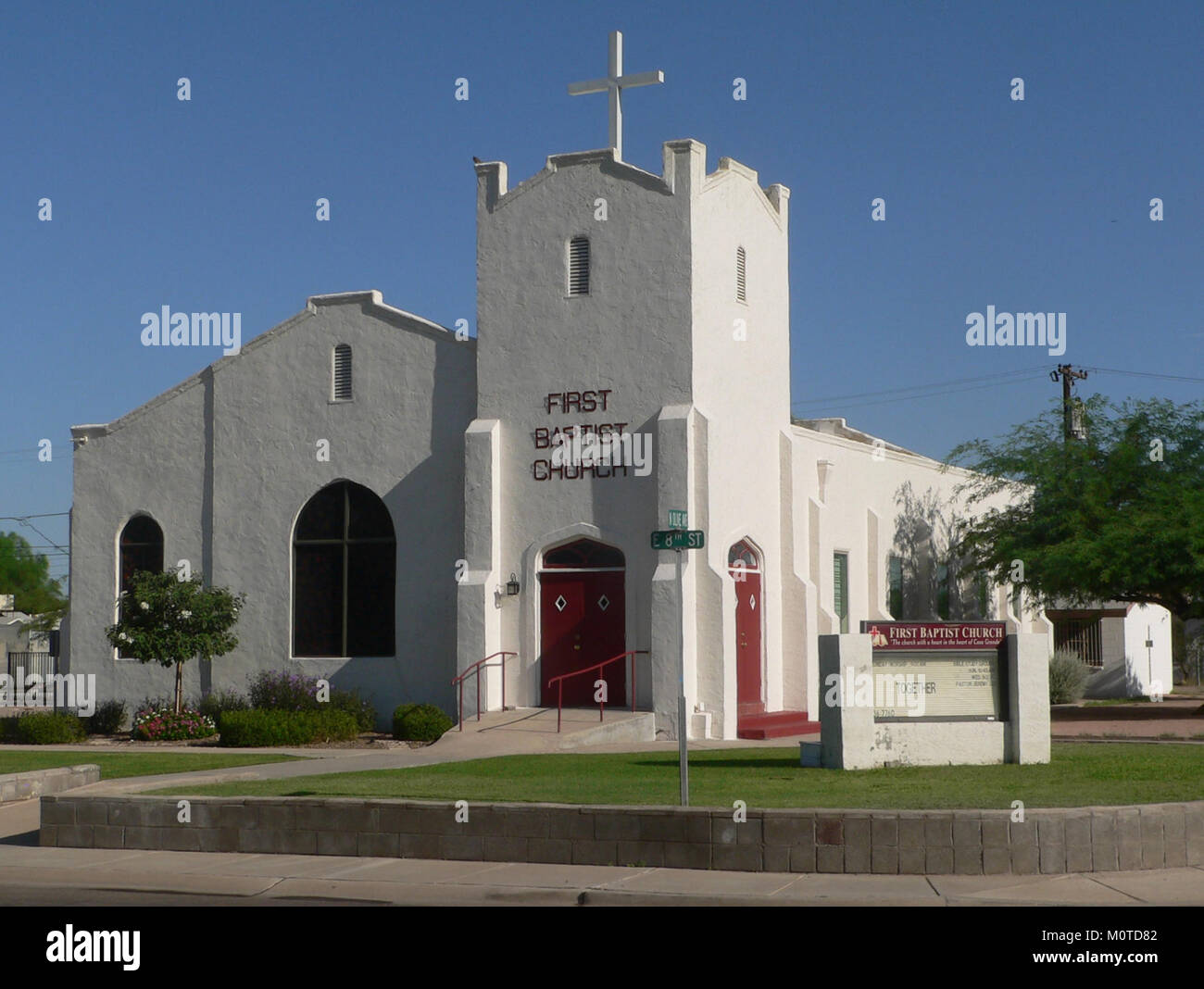 Photographie de la première église baptiste de Casa Grande, Arizona, vue du sud-est à 145 degrés, mettant en évidence ses caractéristiques architecturales. Banque D'Images