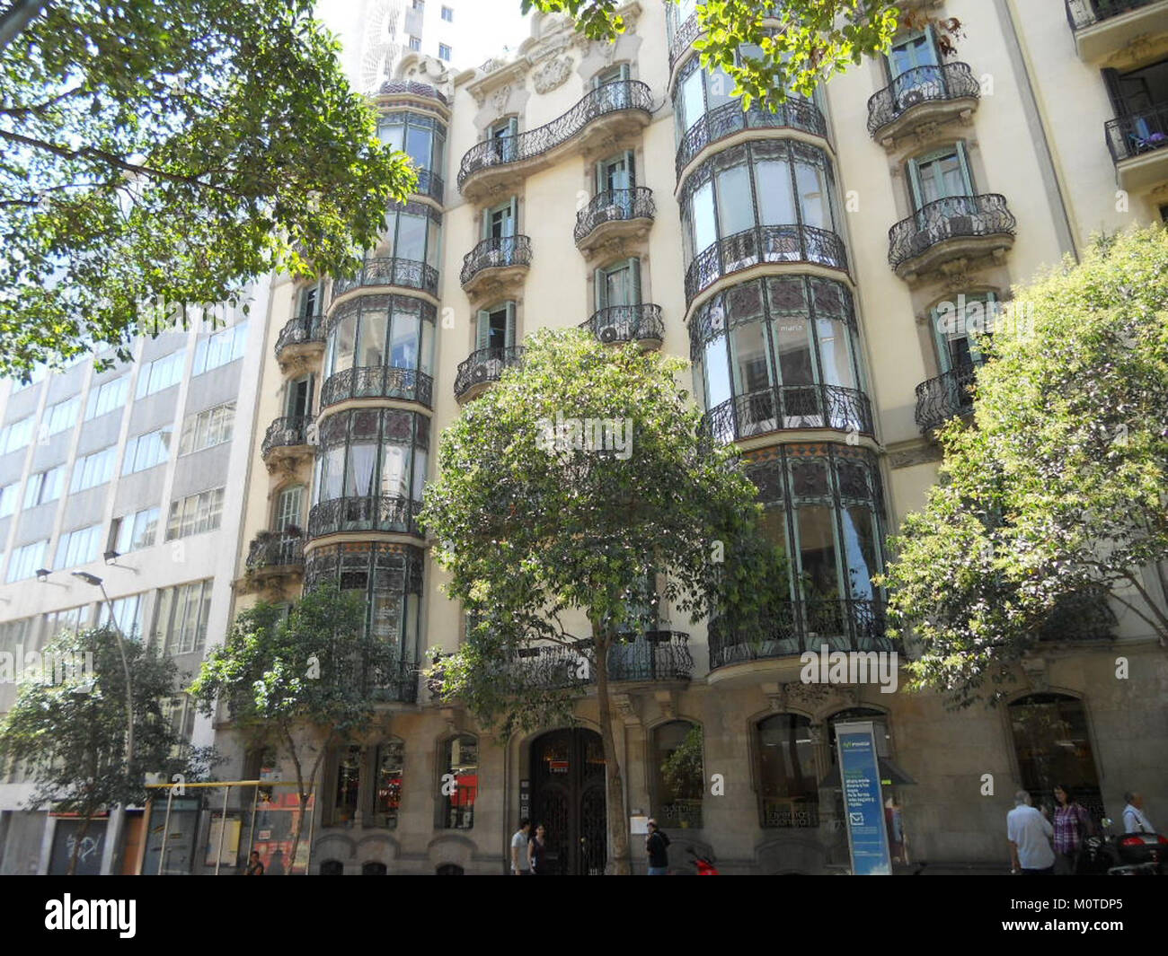 Casa Pares de Plet, située à Barcelone, en Catalogne, est un exemple parfait de l'architecture moderniste. Le bâtiment reflète la richesse culturelle et architecturale de la région au début du XXe siècle. Banque D'Images