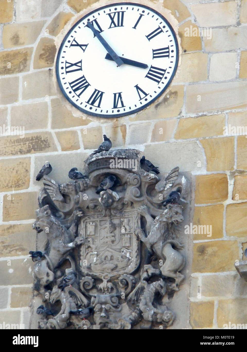 Castro-Urdiales, situé dans le pays basque de l'Espagne, présente l'Ayuntamiento (hôtel de ville), un monument architectural qui représente l'importance culturelle et administrative de la ville. Banque D'Images