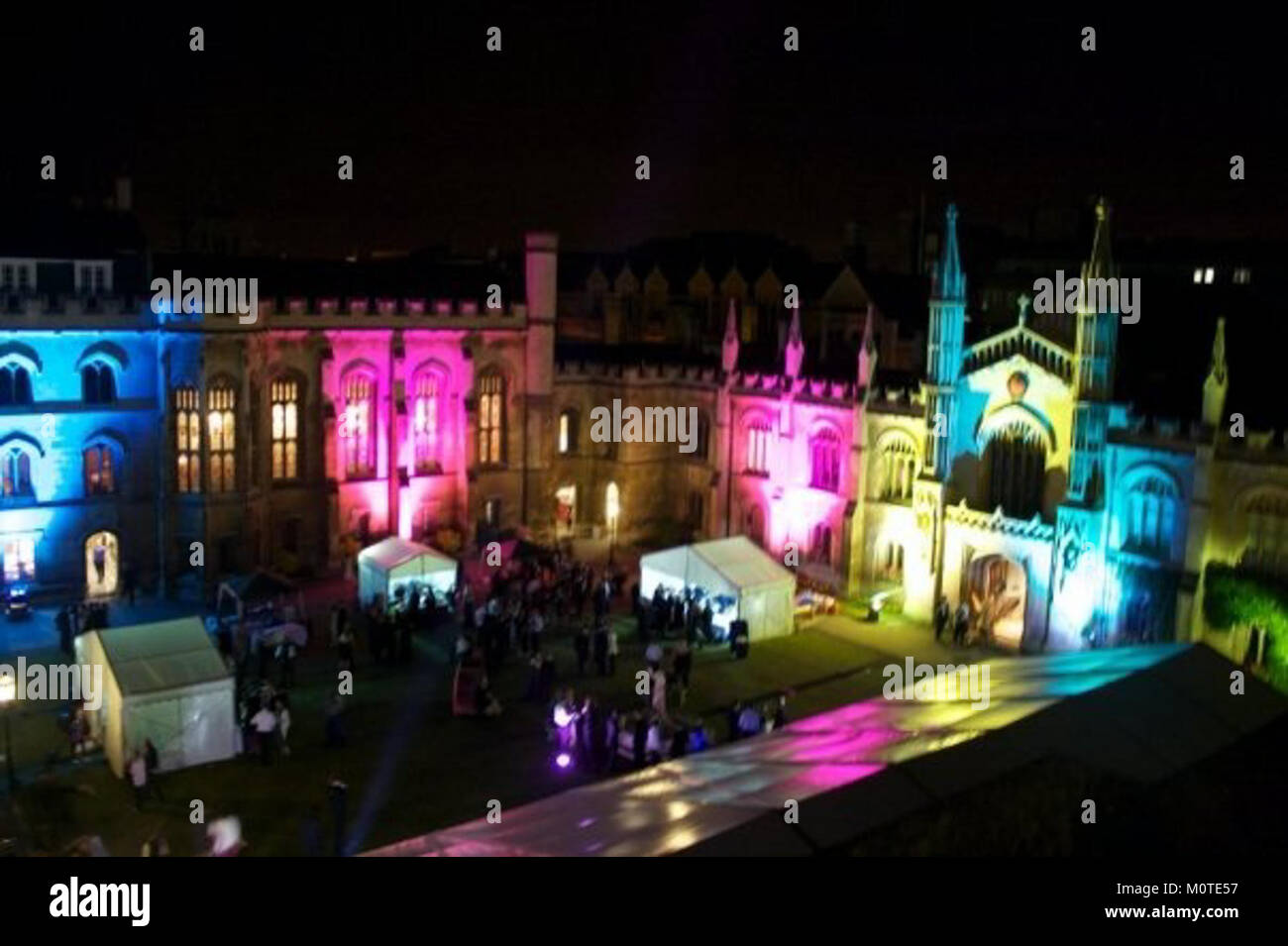 Le CC Mayball est un événement prestigieux connu pour ses rassemblements formels, son atmosphère élégante et la célébration de la communauté. Organisé annuellement, il sert de point fort social pour les participants, favorisant le réseautage et l'interaction sociale. Banque D'Images