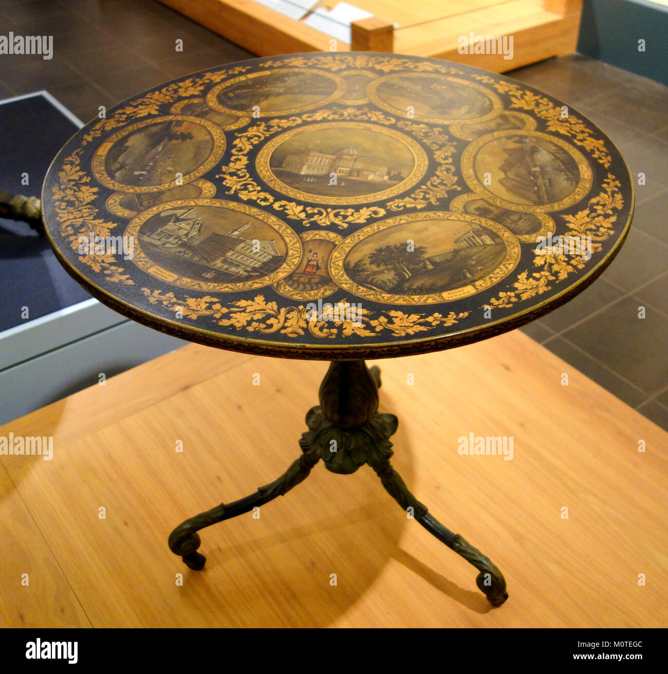 Cette table centrale de 1840-1845, attribuée à Noyes & Hutton de Troy, New York, présente des décorations en fonte, en bois et peintes, mettant en valeur l'artisanat américain du début de l'ère victorienne. Banque D'Images