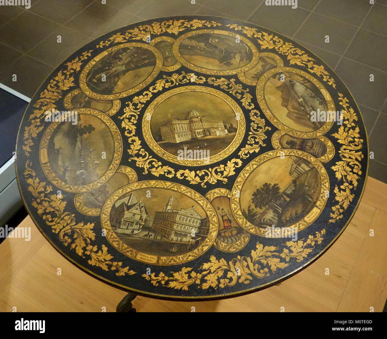 Cette table centrale, attribuée à Noyes & Hutton de Troy, New York, a été fabriquée entre 1840 et 1845. Fabriqué en fonte et en bois, il présente une décoration peinte caractéristique de l'époque et est actuellement conservé au Brooklyn Museum. Banque D'Images