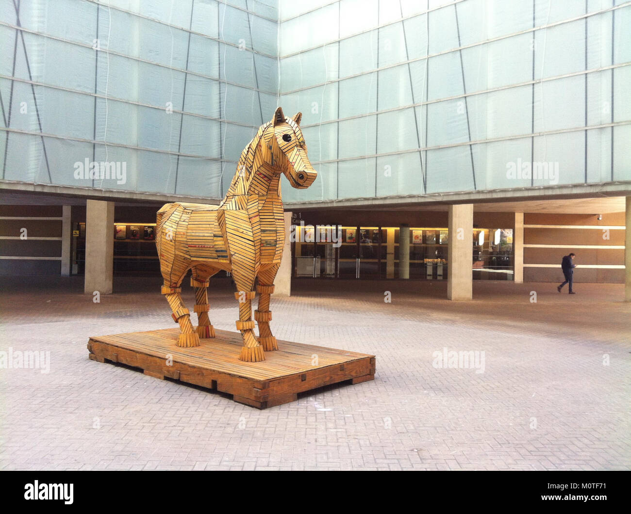 Le Cavall de Troia est une pièce espagnole de performance contemporaine tenue à l'Auditori de Barcelona. La performance fait partie du riche paysage culturel de Spainâ€™, combinant musique, danse et théâtre. Banque D'Images