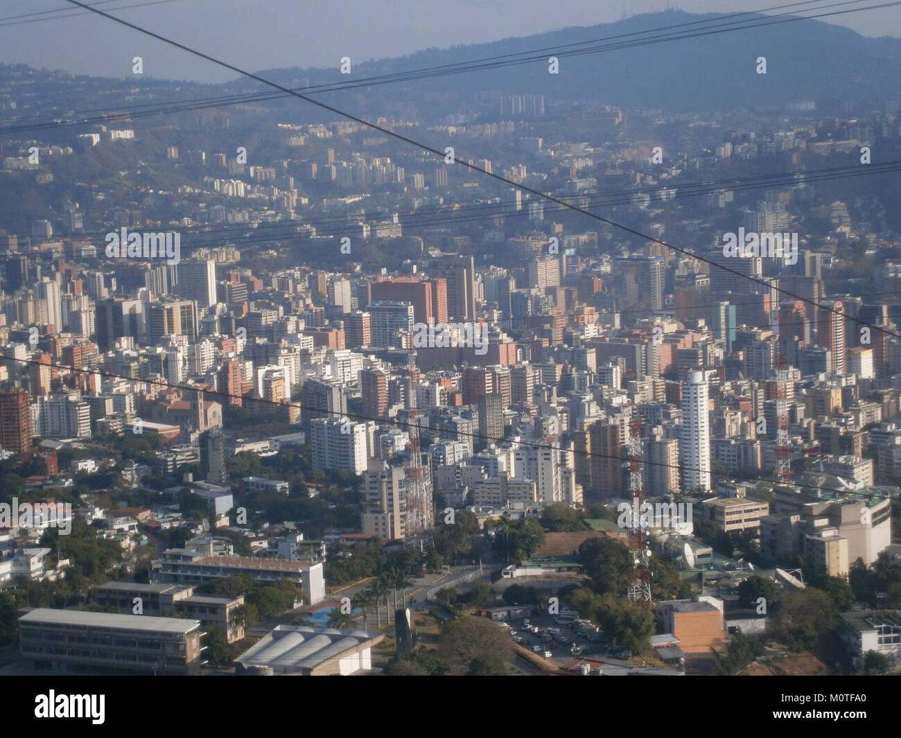 Une vue sur Caracas depuis Ã vila offre une vue panoramique sur la capitale du Venezuela, mettant en valeur son paysage urbain niché entre les montagnes environnantes. La vue met en évidence le cadre géographique et la diffusion architecturale de la ville. Banque D'Images