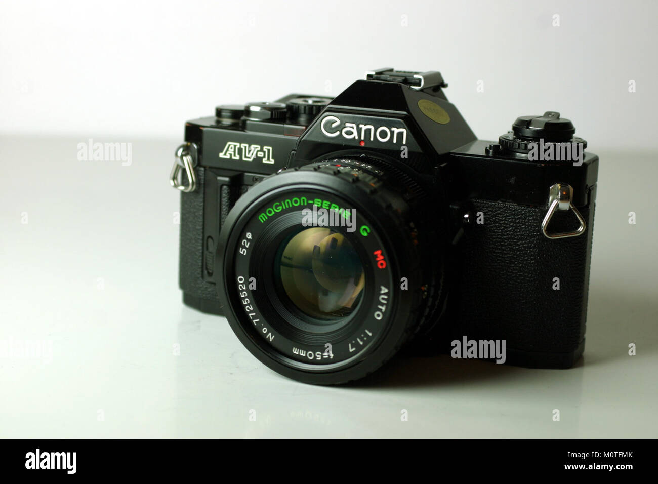 Le Canon AV-1, introduit à la fin des années 1970, est un appareil photo à film 35 mm. Ce modèle, associé à l’objectif Maginon, se distingue par son système d’exposition automatique et son attrait pour les photographes amateurs. Banque D'Images
