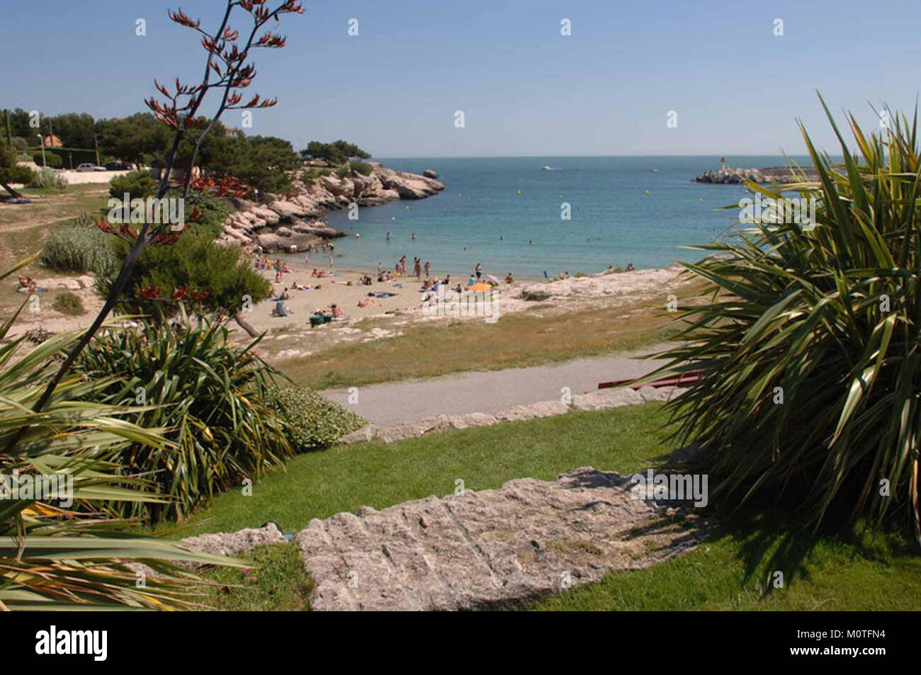 L'image montre une petite charrette sur une plage, susceptible de transporter des marchandises, près de l'océan, symbolisant la simplicité de la vie côtière et du transport sur la plage. Banque D'Images