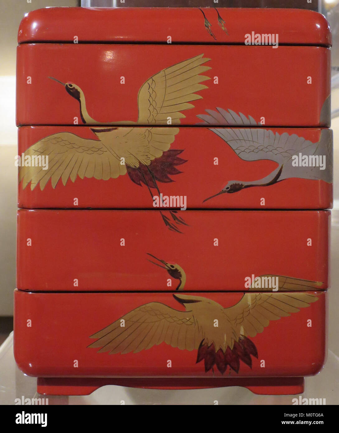 Coffret en bois laqué d'un ensemble de saké du nouvel an, avec des images de grues, datant de la fin du XIXe siècle. Cet article japonais traditionnel reflète l'art culturel et l'artisanat dans sa conception. Banque D'Images