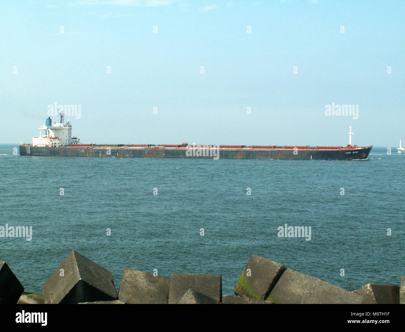 Cap Maxim, identifié par l'OMI 8403026 et l'indicatif d'appel P3HB9, approchant du port de Rotterdam, pays-Bas, le 15 juillet 2005. Le navire fait partie du trafic maritime international. Banque D'Images