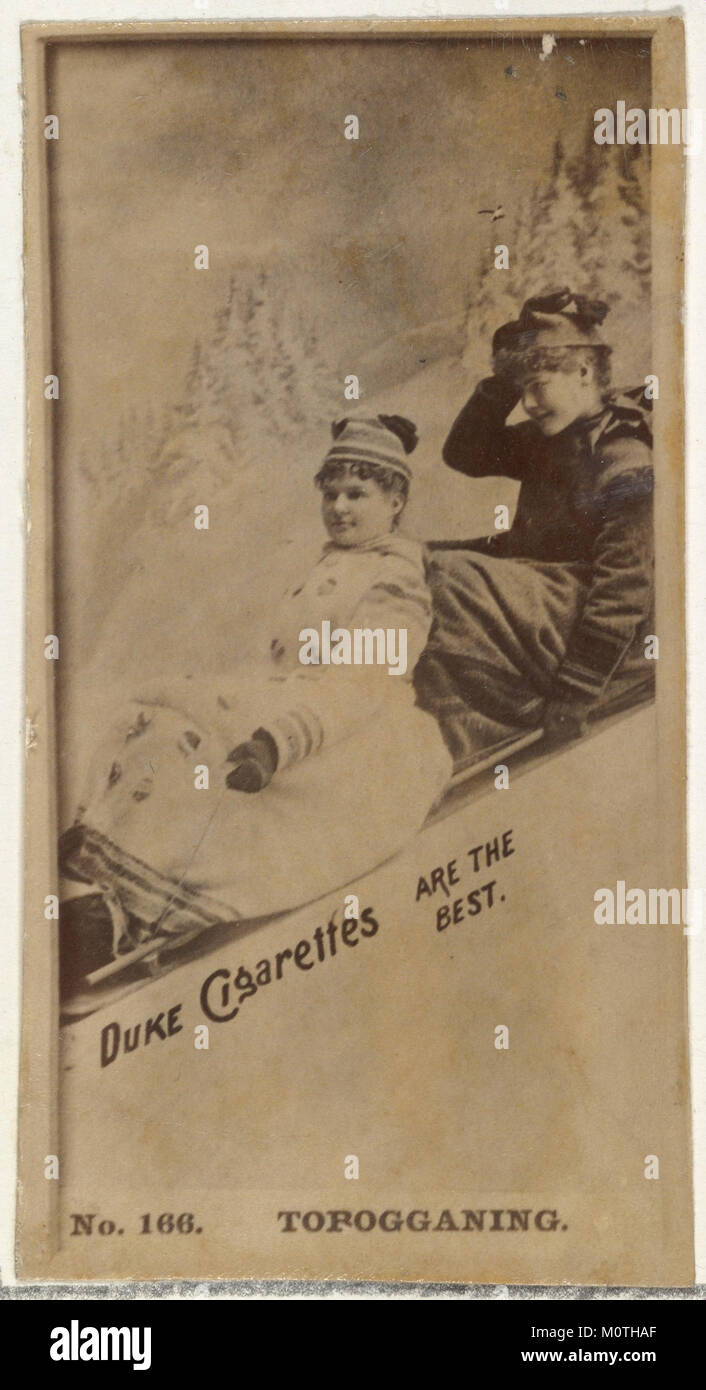 Cette carte à collectionner de la série Duke sons & Co. présente une image de luge, un sport d'hiver. Il a été publié pour promouvoir Duke cigarettes et comprend une représentation d'acteurs et d'actrices dans un cadre hivernal ludique. Banque D'Images