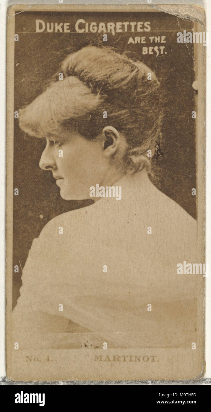 Cette carte de la série "acteurs et actrices" met en vedette Sadie Martinot, une interprète notable de son temps. La série a été publiée par Duke sons & Co pour promouvoir Duke cigarettes et comprend des portraits d'acteurs et d'actrices célèbres. Banque D'Images