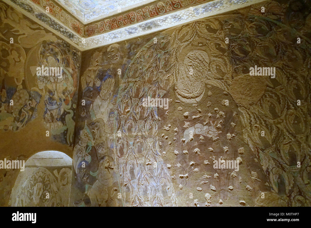 La grotte avec la bague-roulement Doves, située à Kizil, en Chine, date de 431-533 AD. La grotte est célèbre pour ses peintures murales anciennes, qui représentent des colombes symboliques, offrant un aperçu de l'art et de la culture bouddhistes primitifs. Banque D'Images