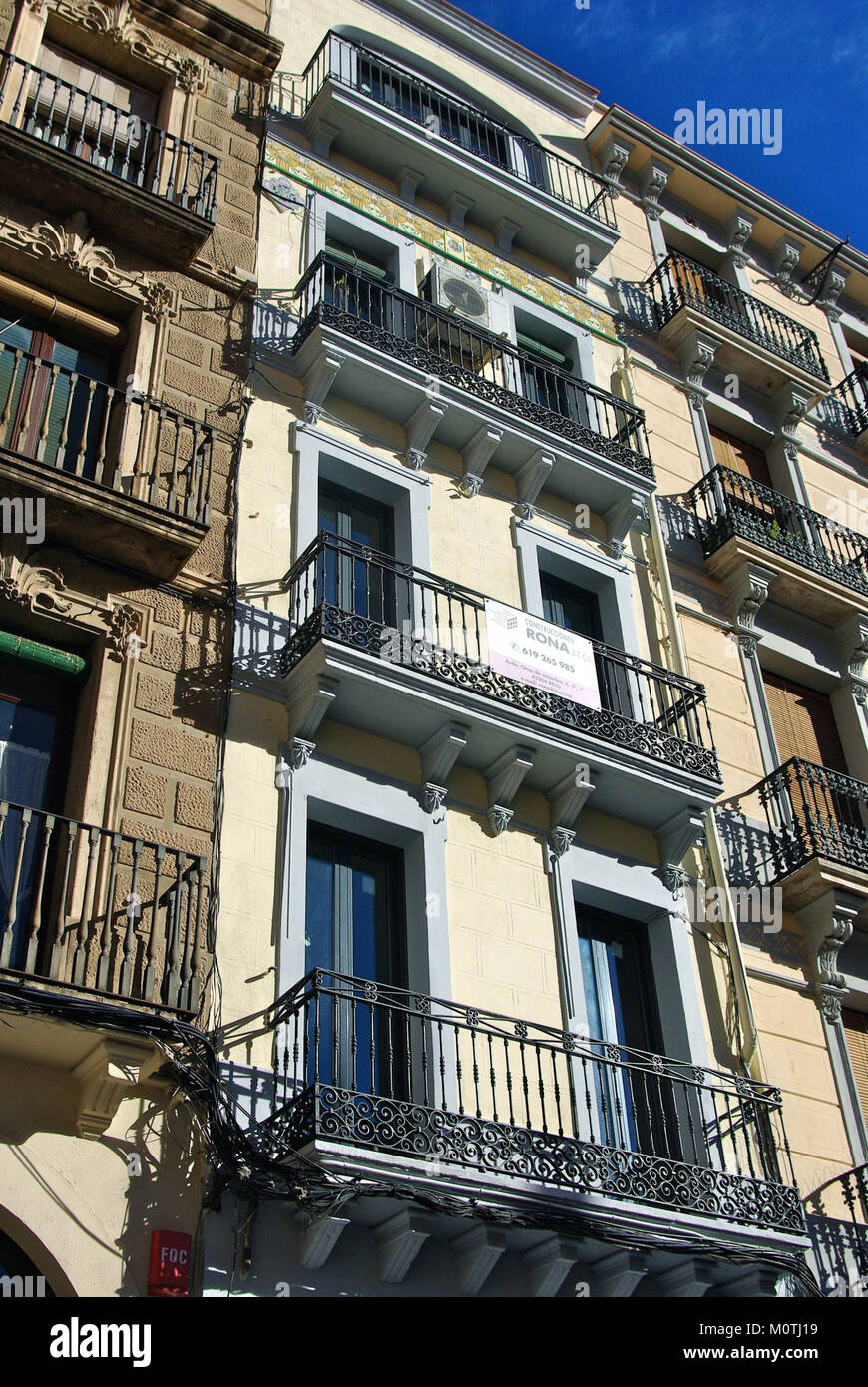 Casa J. LL est une conception architecturale moderne située dans un endroit non spécifié. La maison présente des éléments architecturaux novateurs et contemporains qui reflètent les tendances actuelles dans la conception et la construction résidentielles. Banque D'Images