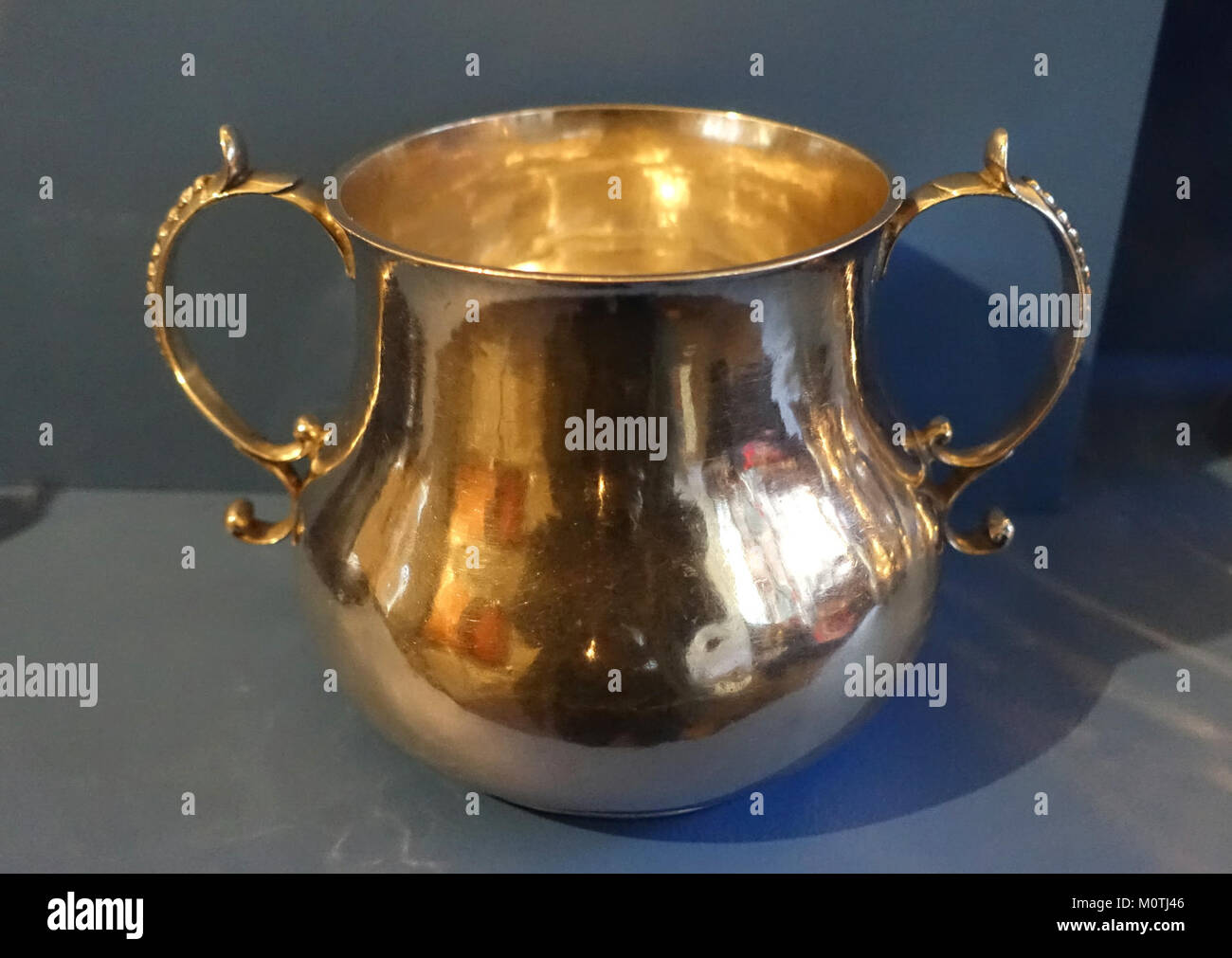 Une coupe de calfeutrage marquée par l'orfèvre John Coney, créée entre 1676 et 1714 à Boston. Cet artefact en argent fait partie de la collection du Concord Museum et reflète l'artisanat américain des débuts de l'époque coloniale. Banque D'Images