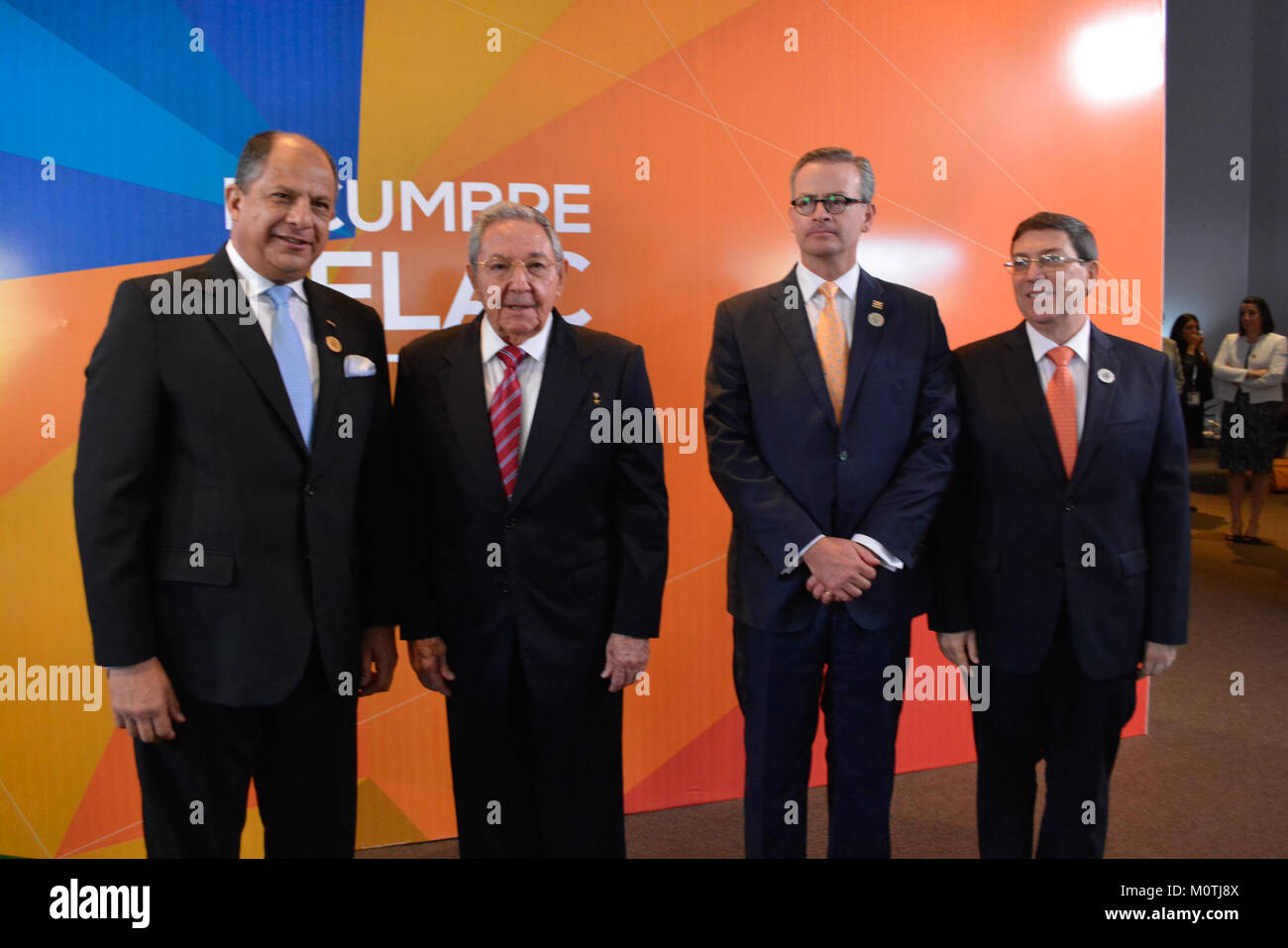 La photo capture un message d'accueil au sommet de la CELAC 2015, une réunion des états d'Amérique latine et des Caraïbes. Cet événement était axé sur la coopération régionale, le développement économique et le dialogue politique. L’image met en valeur l’atmosphère collaborative du sommet. Banque D'Images