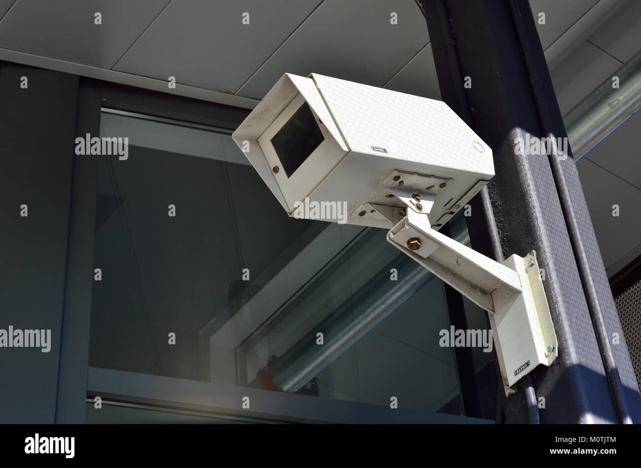 Images de vidéosurveillance d'un magasin de détail, documentant l'environnement intérieur et présentant les systèmes de sécurité utilisés pour surveiller l'activité des clients et les opérations du magasin. Banque D'Images