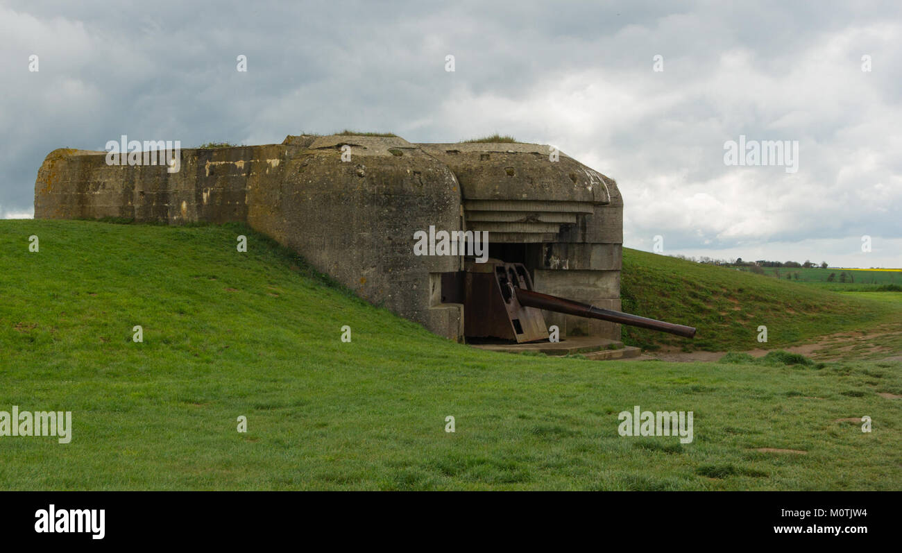 Le Canon allemand à longues-sur-mer est un site de canons d'artillerie allemand situé en Normandie, France. Le site faisait partie du mur de l'Atlantique, une ligne défensive construite par l'Allemagne nazie pendant la seconde Guerre mondiale. L'artillerie a été utilisée pour défendre la côte contre les forces alliées pendant l'invasion du jour J. Banque D'Images