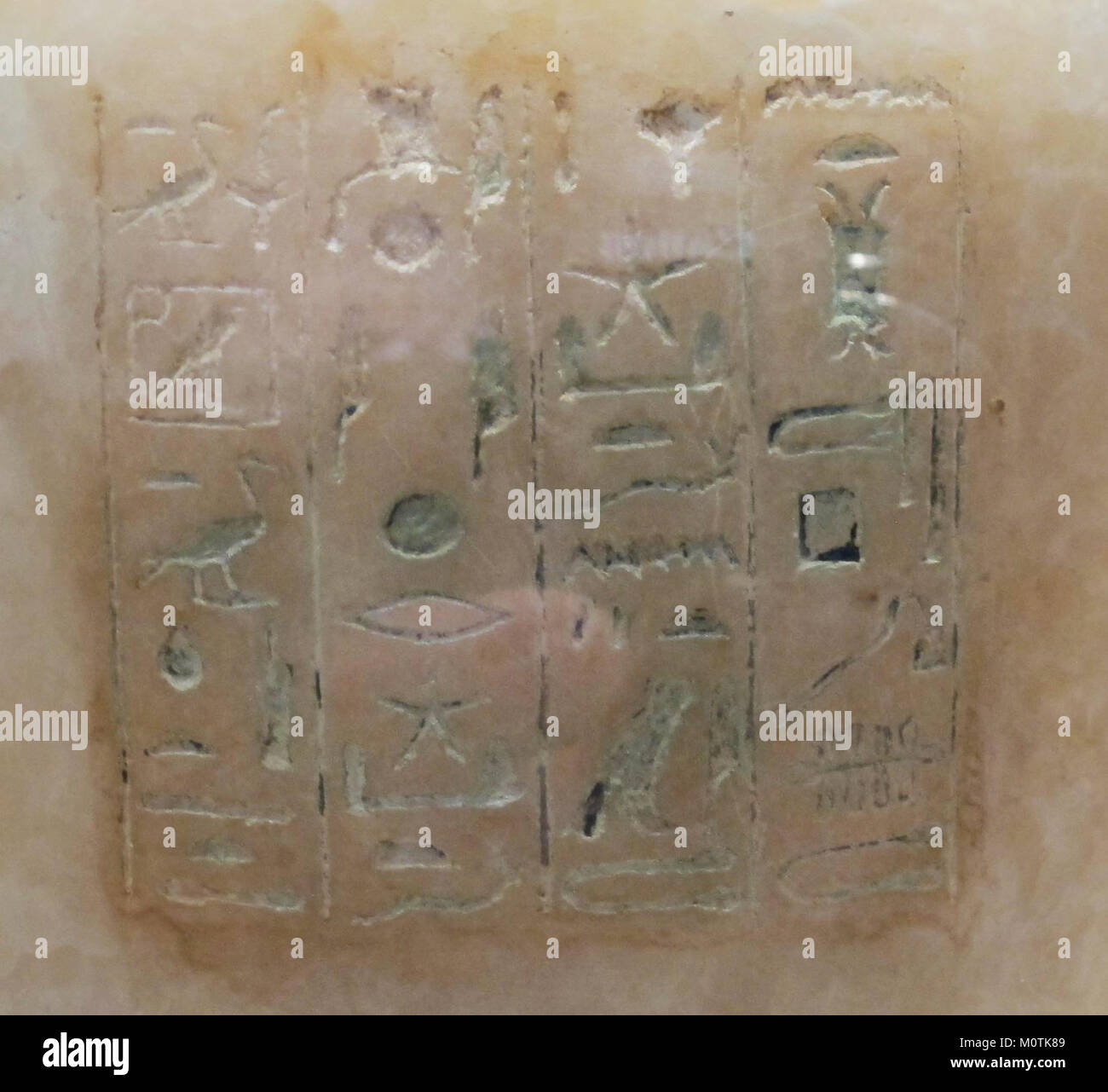 La jarre canope de la princesse Sithathoryunet, représentant Duamutef, est un artefact égyptien antique exposé au Metropolitan Museum of Art. Le pot était utilisé pour stocker les organes internes du défunt, un élément clé des pratiques funéraires égyptiennes. L'œuvre d'art est décorée de façon complexe et offre un aperçu de l'art, de la culture et des traditions funéraires égyptiennes anciennes. Banque D'Images