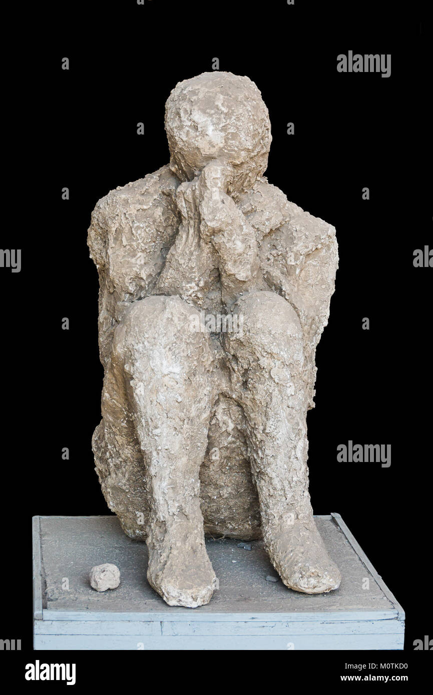 Un casting d'une victime assise de Pompéi, conservé dans des cendres, offrant un instantané poignant de la vie pendant l'éruption du Vésuve en 79 après JC. Banque D'Images