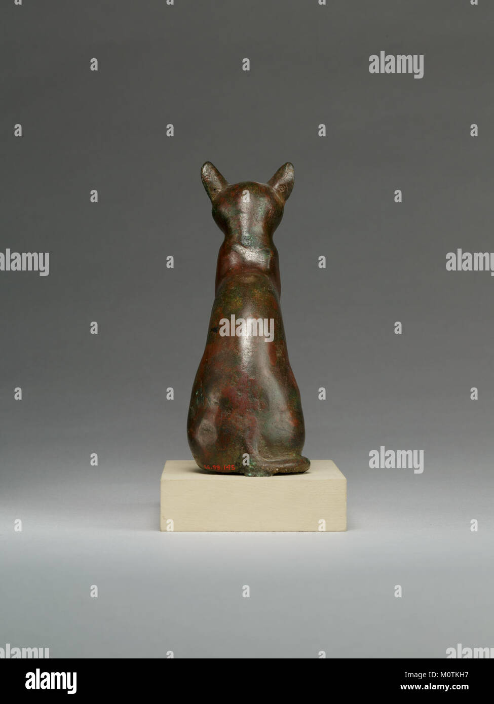 Cette sculpture de chat de la collection MET est un exemple d'art animal, mettant en valeur la représentation d'une figure féline dans un contexte artistique historique et culturel. Banque D'Images