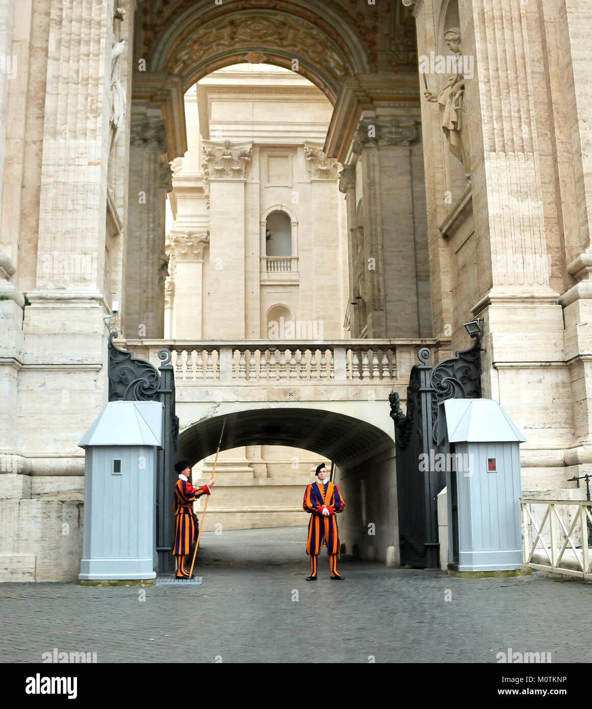 Entrée voûtée avec des Gardes Suisses au Vatican, Rome Banque D'Images