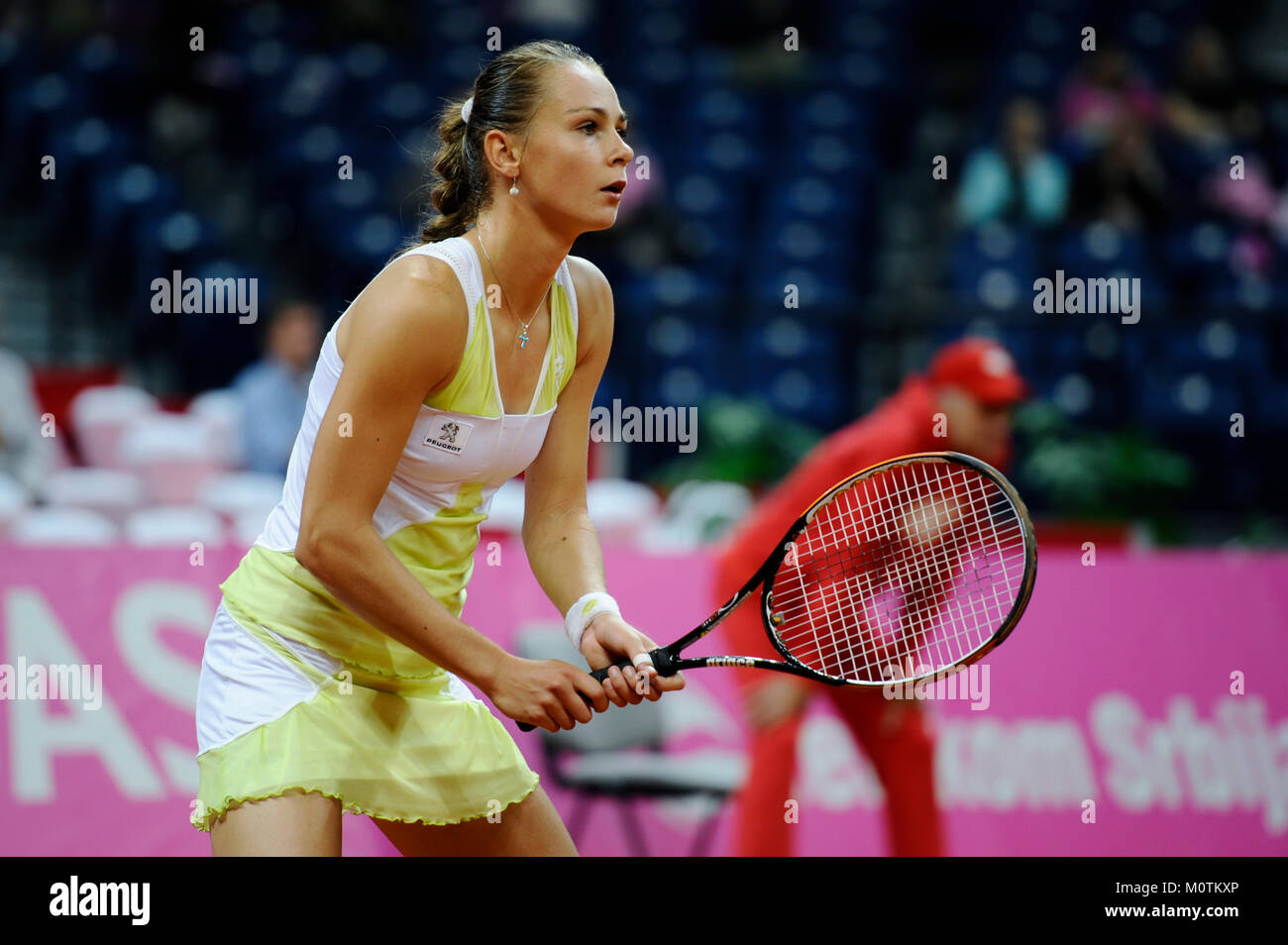 Belgrade, Serbie - Avril 24, 2010 : Magdalena Rybarikova attend la balle de Jelena Jankovic au cours de Fed Cup World Group Play-off à l'Arena de Belgrade Banque D'Images