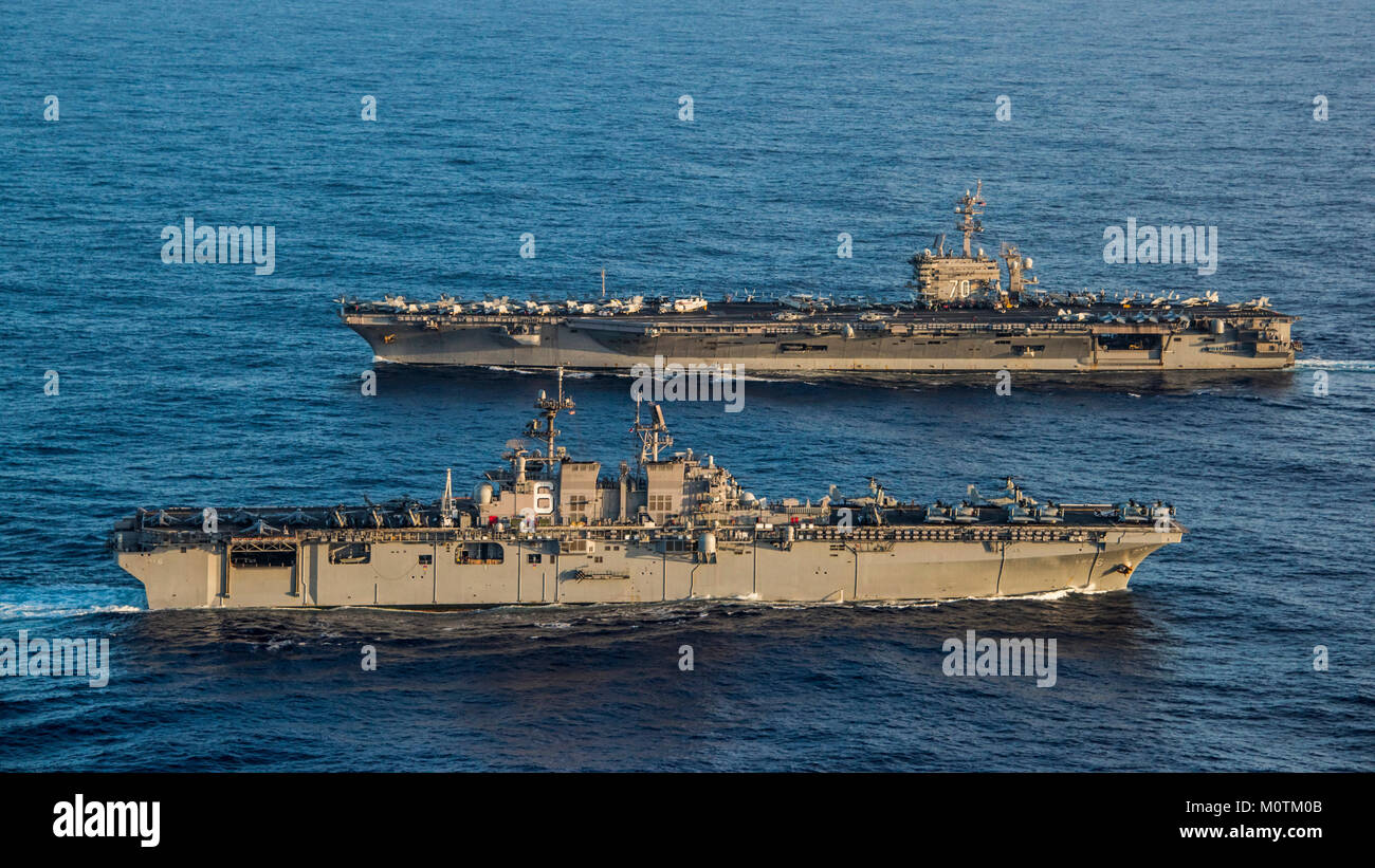 Navire d'assaut amphibie USS America (LHA 6), avant, les transits de l'océan Pacifique à côté de classe Nimitz porte-avions USS Carl Vinson (CVN 70). Carl Vinson Strike Group est actuellement exploitées dans la région du Pacifique dans le cadre d'un programme de déploiement. Banque D'Images