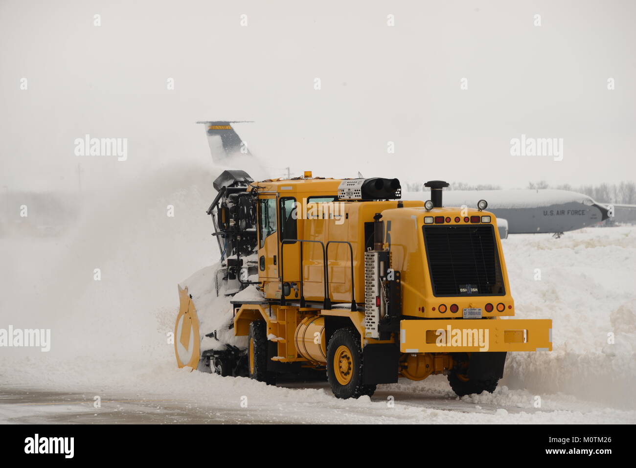 Après un arrêt de trois jours du gouvernement, qui se sont produits simultanément avec un blizzard de janvier que déverse plus de 30 cm de neige dans la région de Sioux City ; les équipes de déneigement de l'aéroport travaillent pour effacer la ligne de vol de l'Iowa Air National Guard's 185e Escadre de ravitaillement en vol à l'aéroport de Sioux City, Iowa, le 23 janvier 2018. Banque D'Images