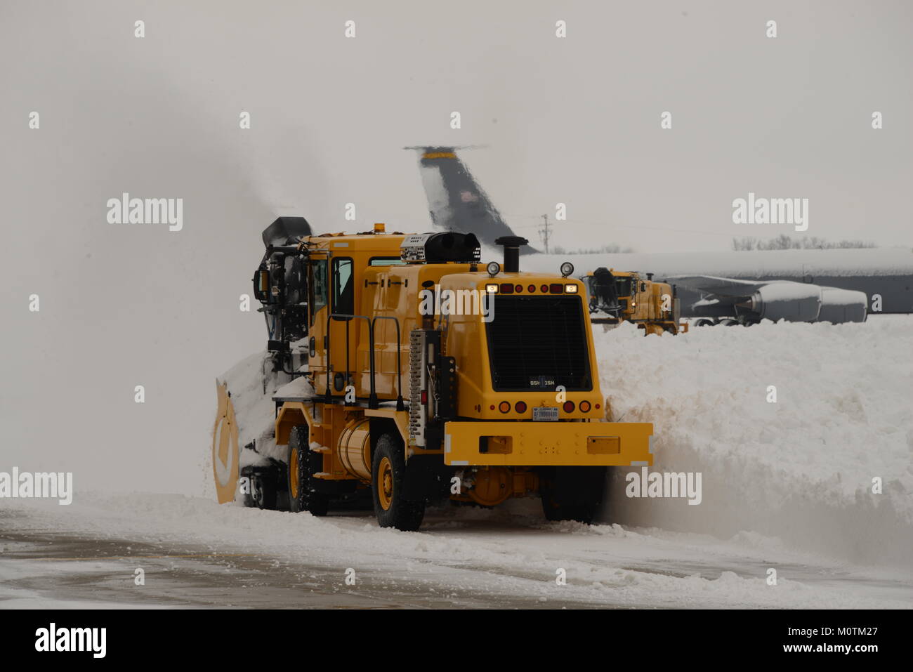 Après un arrêt de trois jours du gouvernement, qui se sont produits simultanément avec un blizzard de janvier que déverse plus de 30 cm de neige dans la région de Sioux City ; les équipes de déneigement de l'aéroport travaillent pour effacer la ligne de vol de l'Iowa Air National Guard's 185e Escadre de ravitaillement en vol à l'aéroport de Sioux City, Iowa, le 23 janvier 2018. Banque D'Images