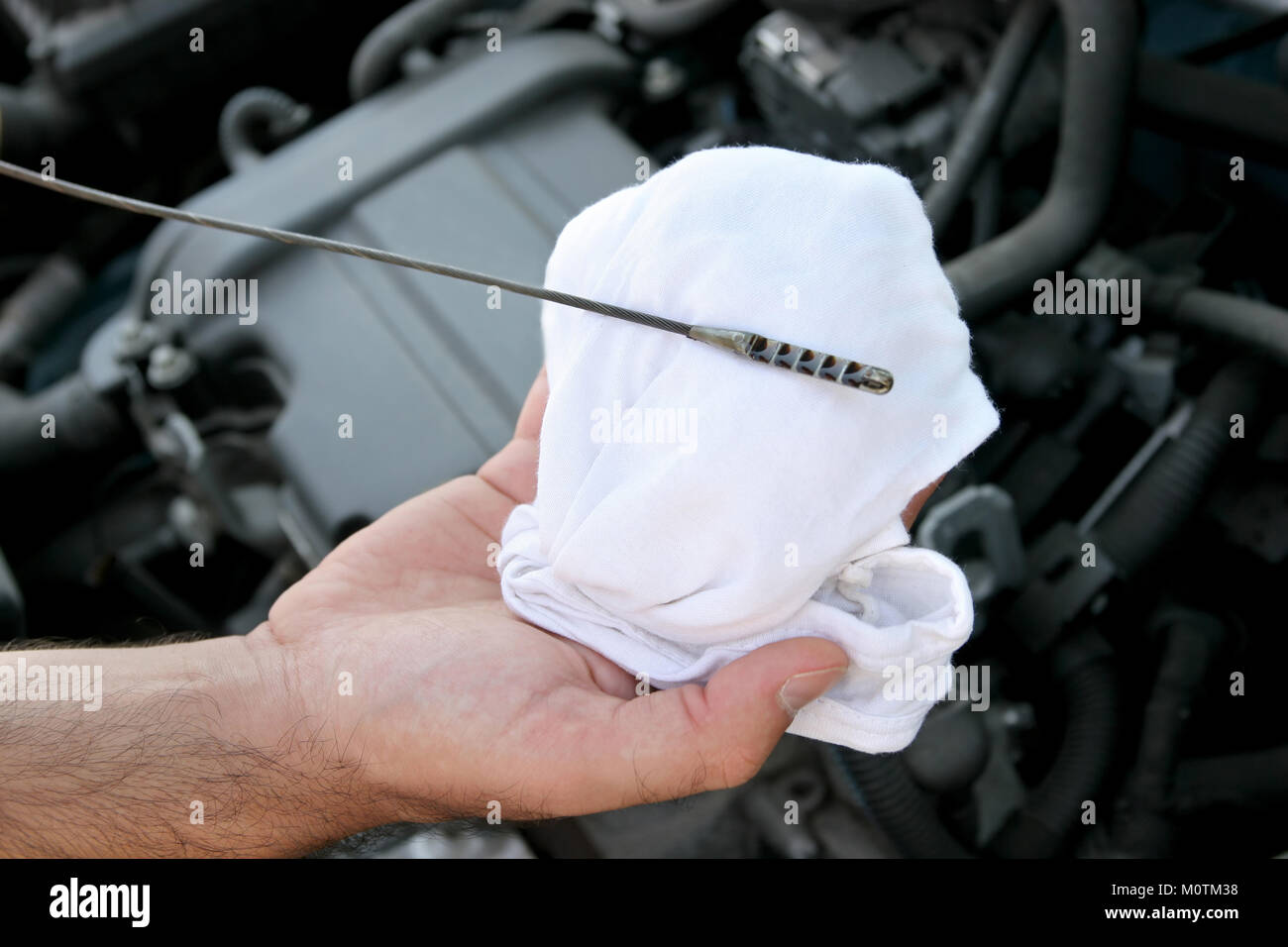 Détails contrôle de la jauge d'huile moteur dans Photo Stock - Alamy