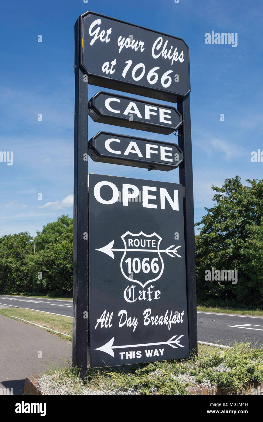 1066 Route 50 ans/60's Style Cafe signe, A21 Robertsbridge, East Sussex, Angleterre, Royaume-Uni Banque D'Images