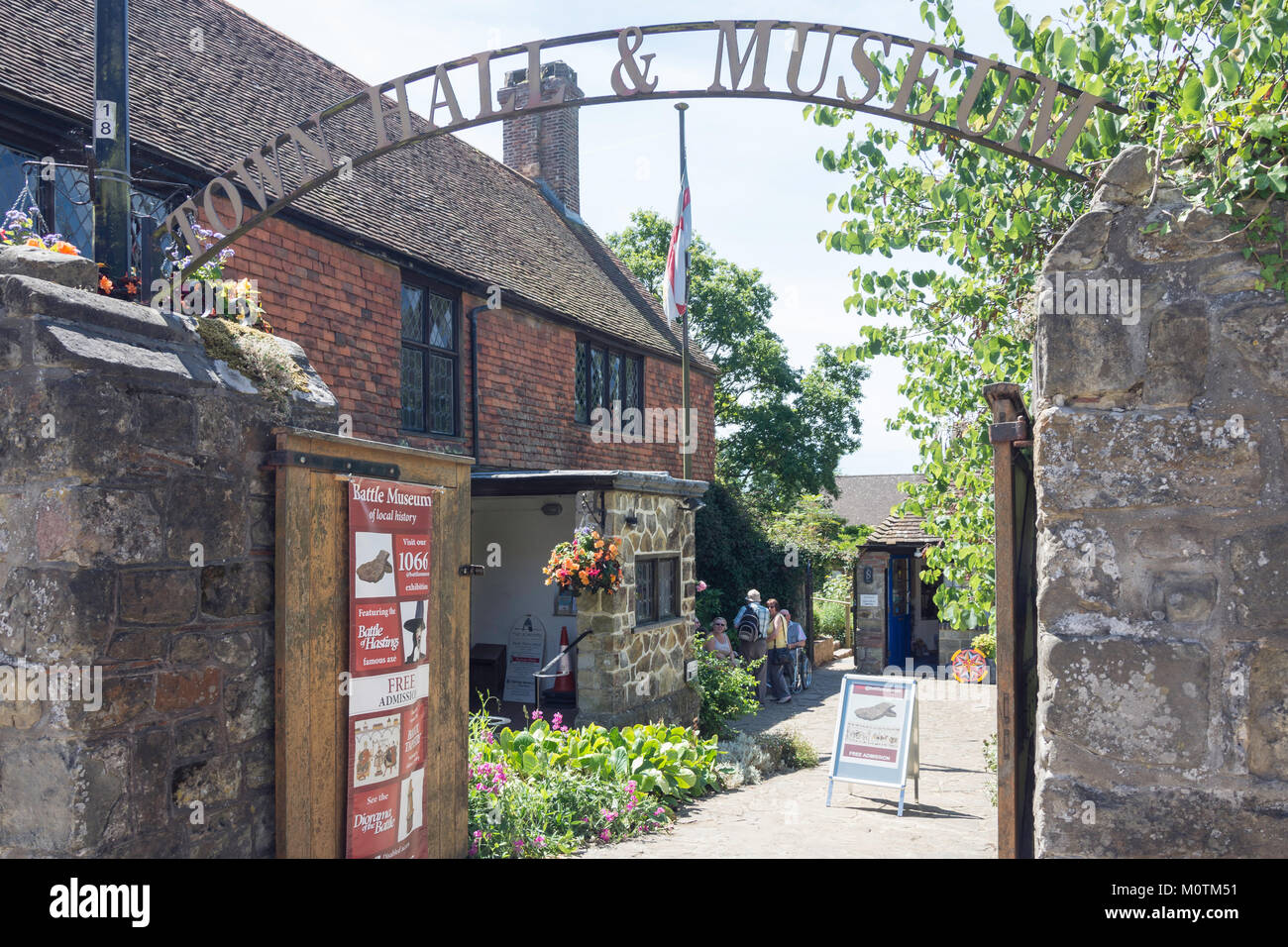 Entrée de l'Hôtel de Ville et musée, High Street, Battle, East Sussex, Angleterre, Royaume-Uni Banque D'Images