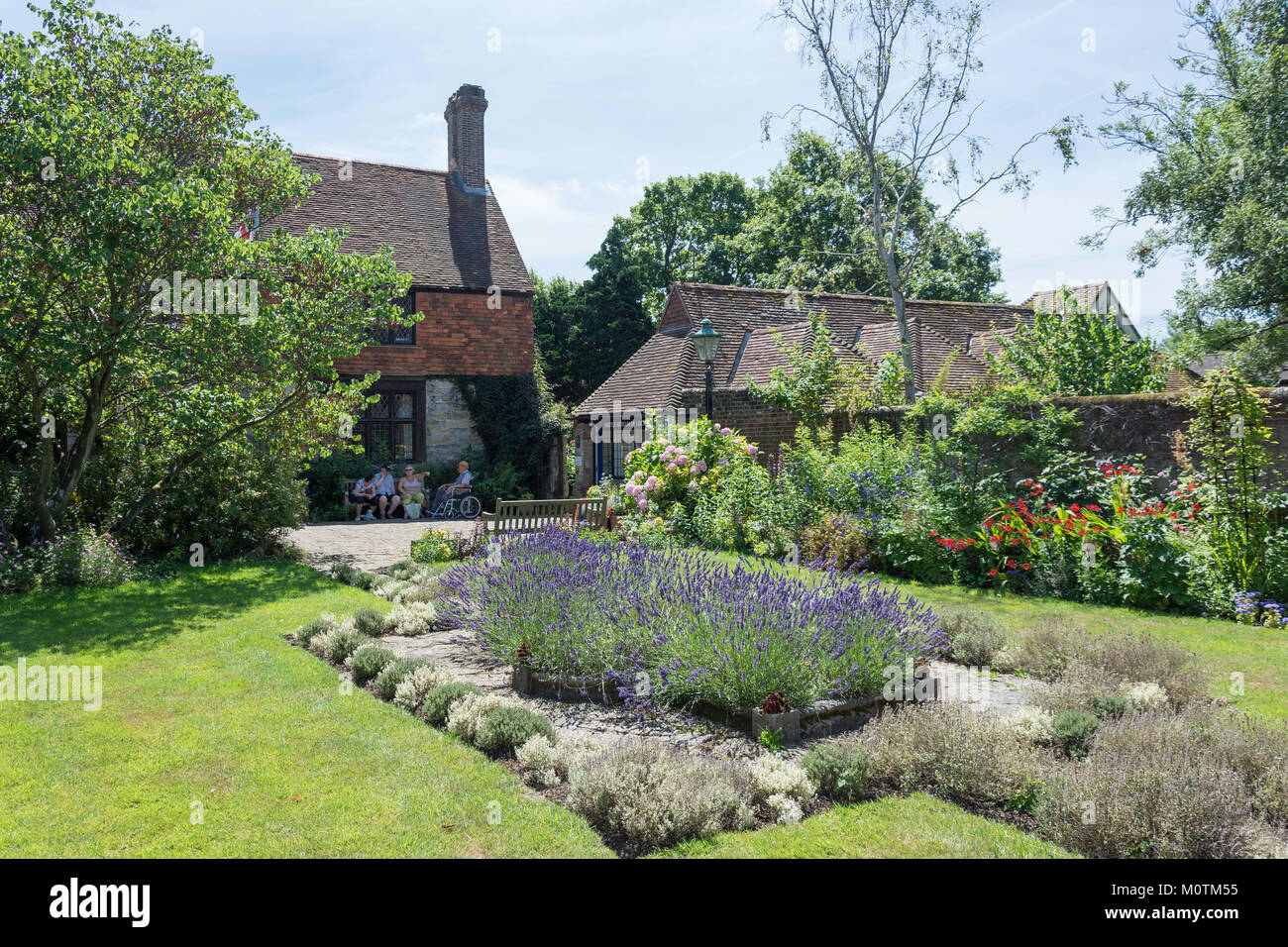 Almonary Gardens et musée de la bataille de l'histoire locale, High Street, Battle, East Sussex, Angleterre, Royaume-Uni Banque D'Images