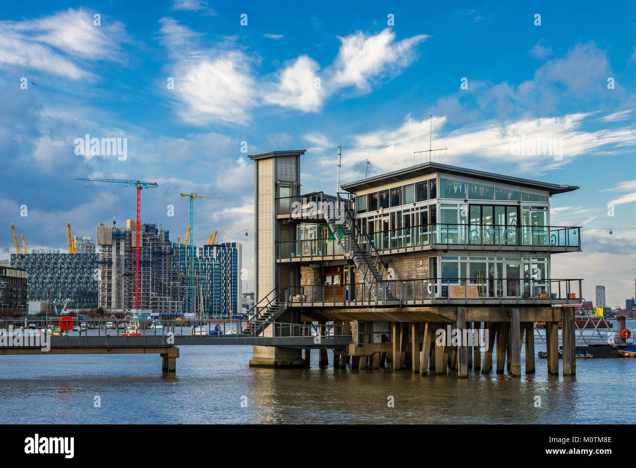 Greenwich Yacht Club sur Tamise avec le développement du logement à distance, Greenwich, Londres, janvier 2018 Banque D'Images