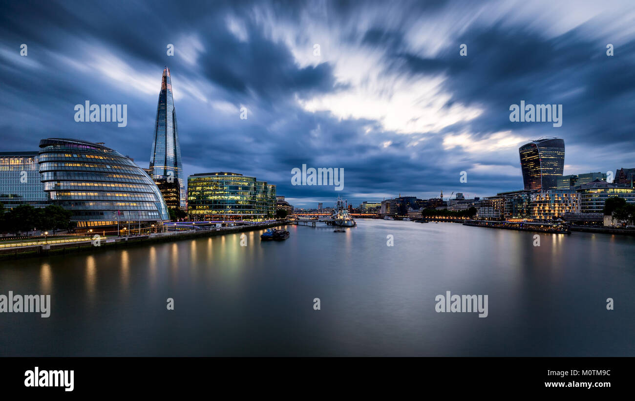 L'hôtel de ville de Londres, tesson et tamise, avec des nuages d'orage, London, Royaume-Uni Mai 2017 Banque D'Images