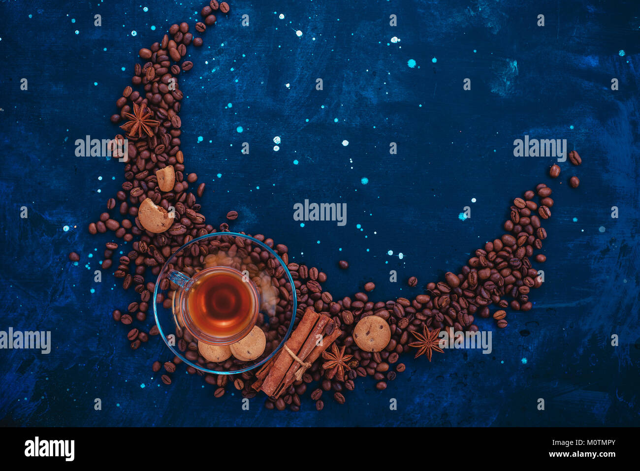 Vignette semi-circulaire avec verre tasse à expresso, la cannelle, l'anis étoile, cookies et dispersés les grains de café. En-tête ou le titre image avec l'exemplaire de l'espace. Banque D'Images